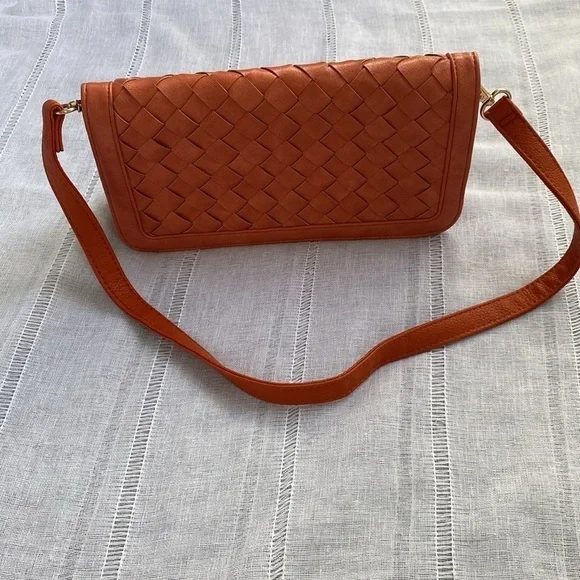 Urban Expressions NWOT orange woven vegan shoulder bag. - Picture 12 of 12